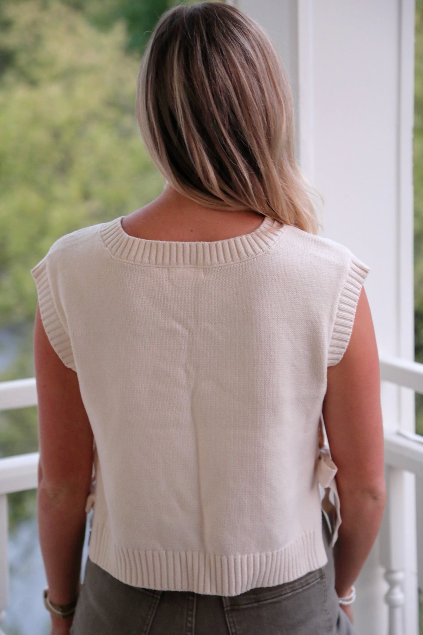 Sleeveless Cable Knit Bow Sweater