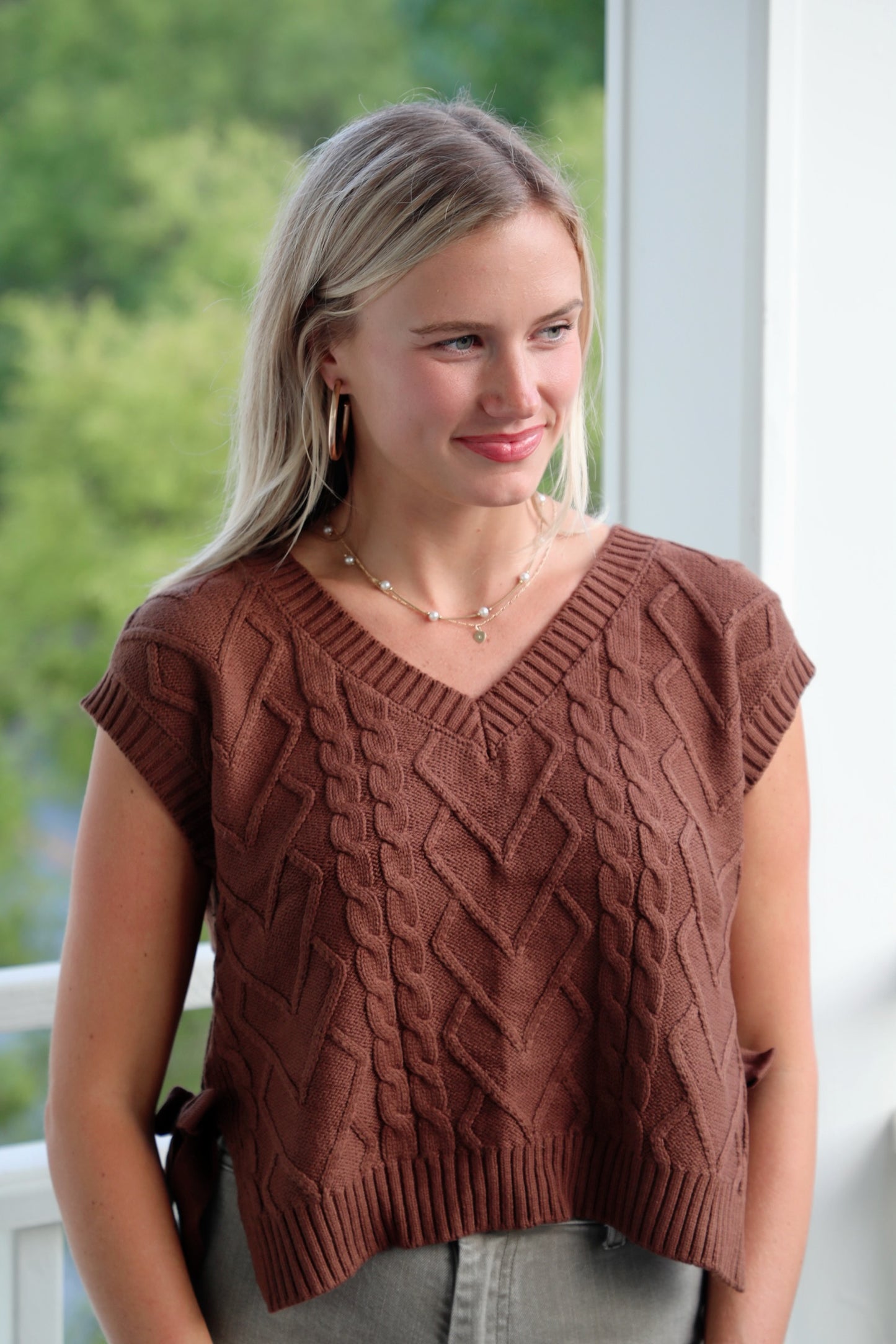 Sleeveless Cable Knit Bow Sweater