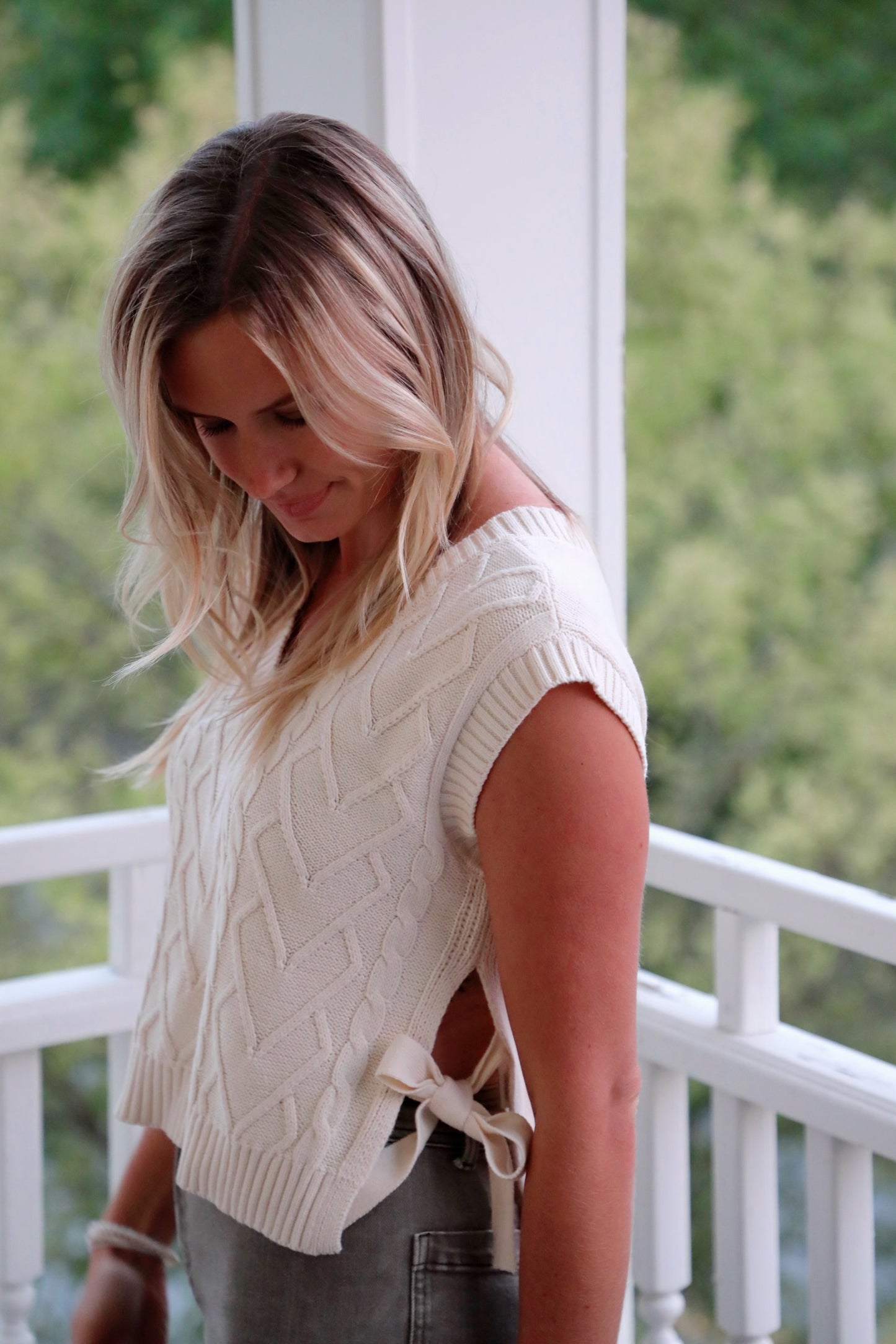 Sleeveless Cable Knit Bow Sweater