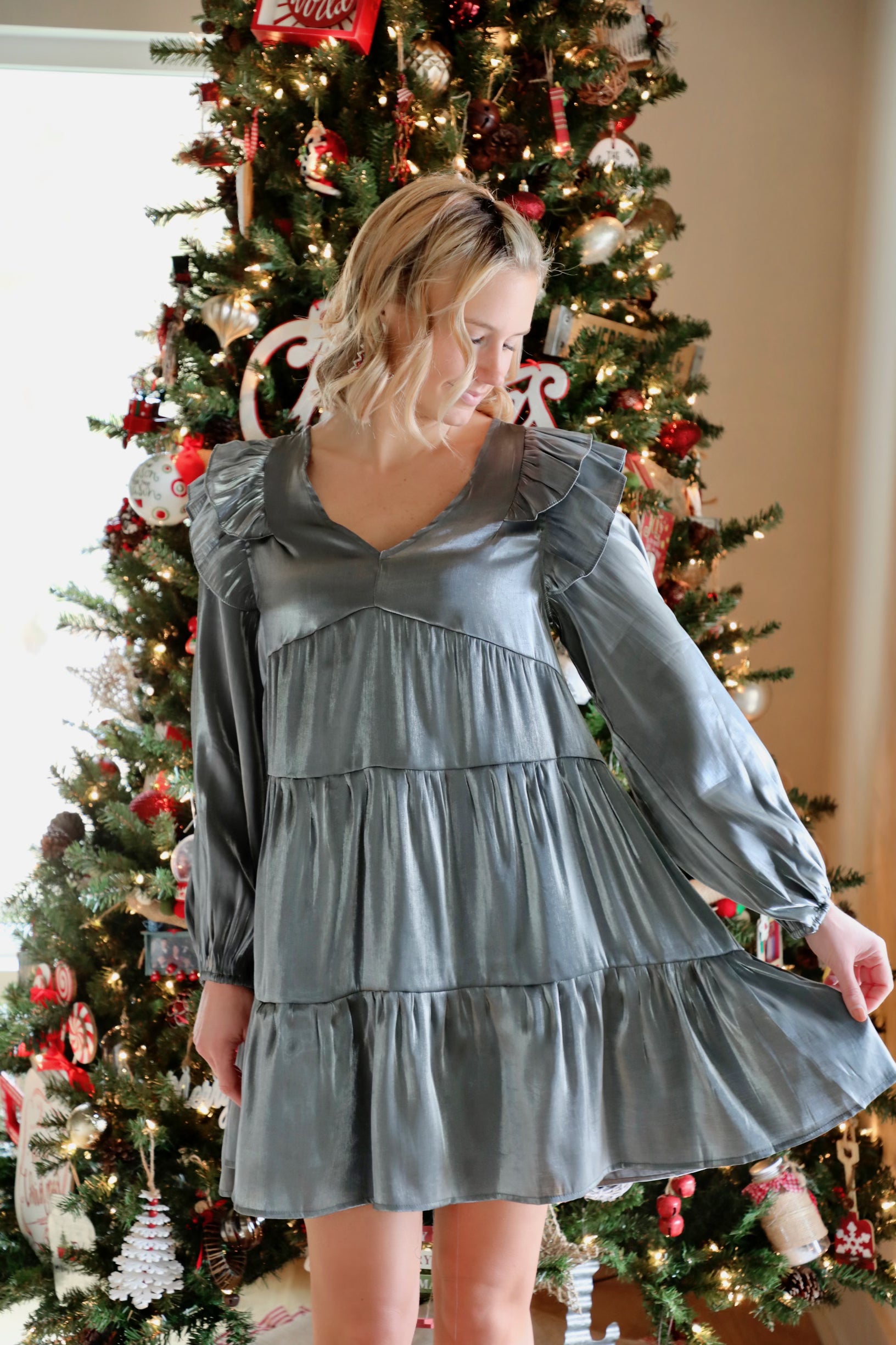 metallic tiered dress with Ruffle Long Sleeves Small / Gunmetal end events like galas Ladies Dresses Dillard's Women's Size:10 US / 40 EU publication-list:25Q1_JAN_PRE-SPRING
